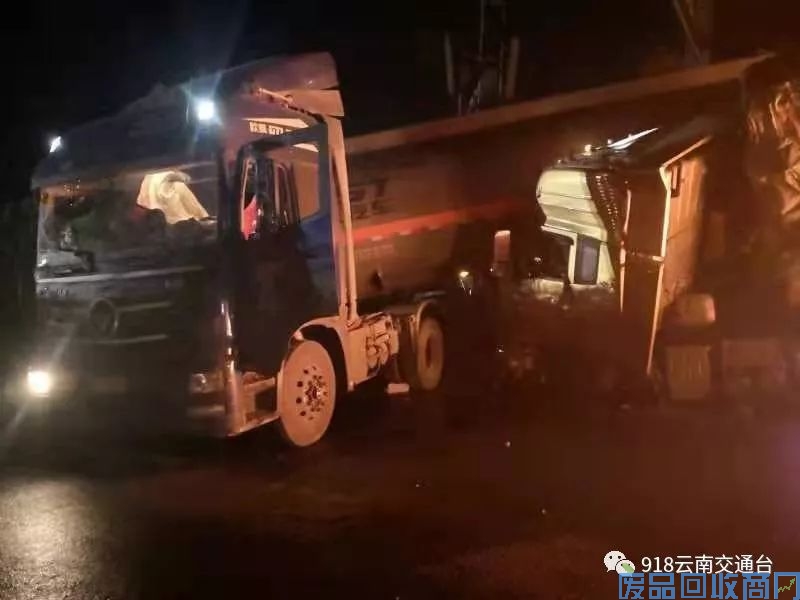 云南昆磨高速一大货车起火，并撞上了油罐车插图5
